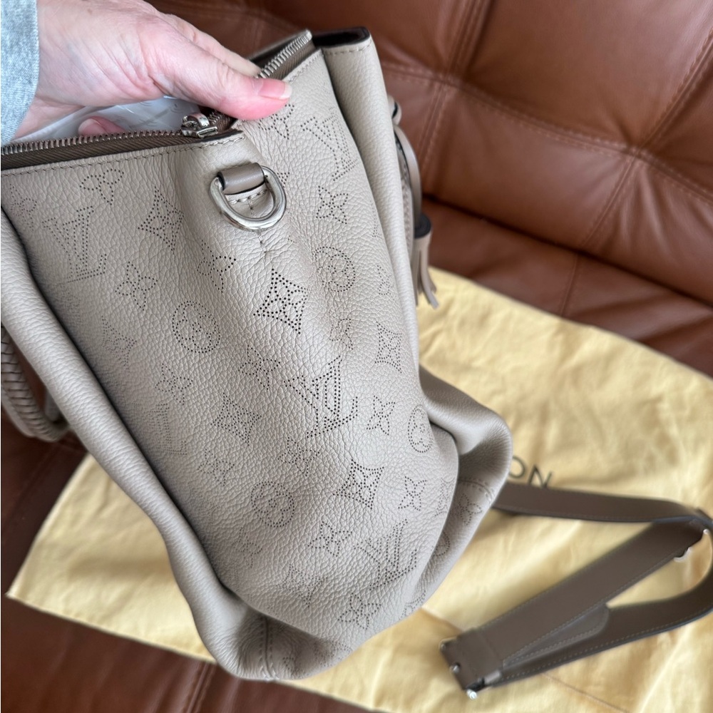Louis Vuitton Galet Mahina Leather Haumea Bag - Picture 6 of 13